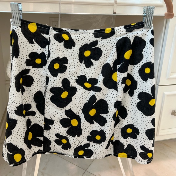 Cute Urban Outfitters mini floral skirt with slit - Picture 8 of 10